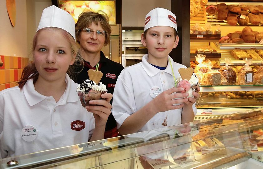 Zum Zukunftstag in der Luckauer Bäckereifiliale Bubner gehörte für Michele Sophie Löschau und Leon Huxol auch, einen Eisbecher nach Anleitung durch Sabine Branig (Mitte) mit allem Drum und Dran zu füllen. Foto: Archiv Birgit Keilbach