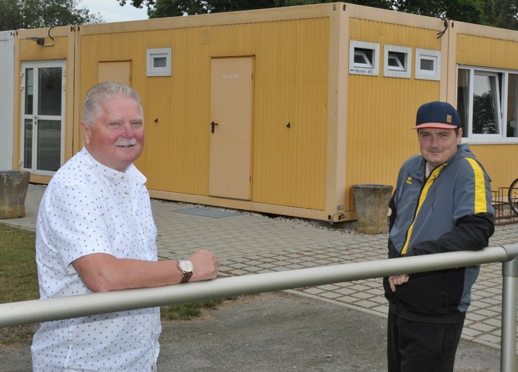 FSV-Präsident Herber Tänzer (l.) und FSV-Geschäftsstellenleiter Marco Kloss (r.) fühlen sich ins Abseits gestellt. Dies aber nicht nur wegen den Containern im Hintergrund, die Provisorium gedacht waren, und heute immer noch als Ersatz für die abgerissenen Gebäude fungieren. Foto: Peter Aswendt