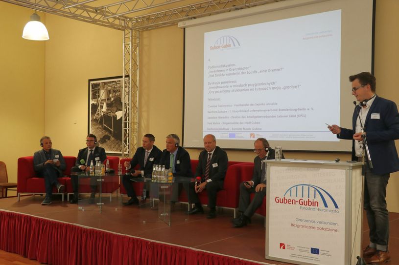 Czes?aw Fiedorowicz, Jaros?aw Nieradka, Bartlomiej Bartczak, Dr. Klaus Freytag, Fred Mahro und Reinhard Schulze (v.l.n.r.) nahmen an der Podiumsdiskussion teil, die von Sebastian Schiller moderiert wurde. Foto: Stadt Guben