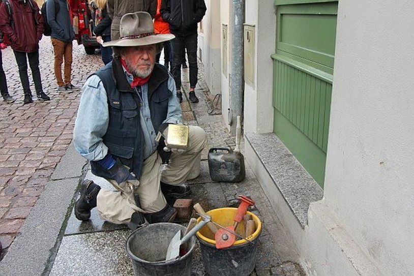 Künstler Gunter Demnig verlegt die Stolpersteine in Meißen.          Foto: ali