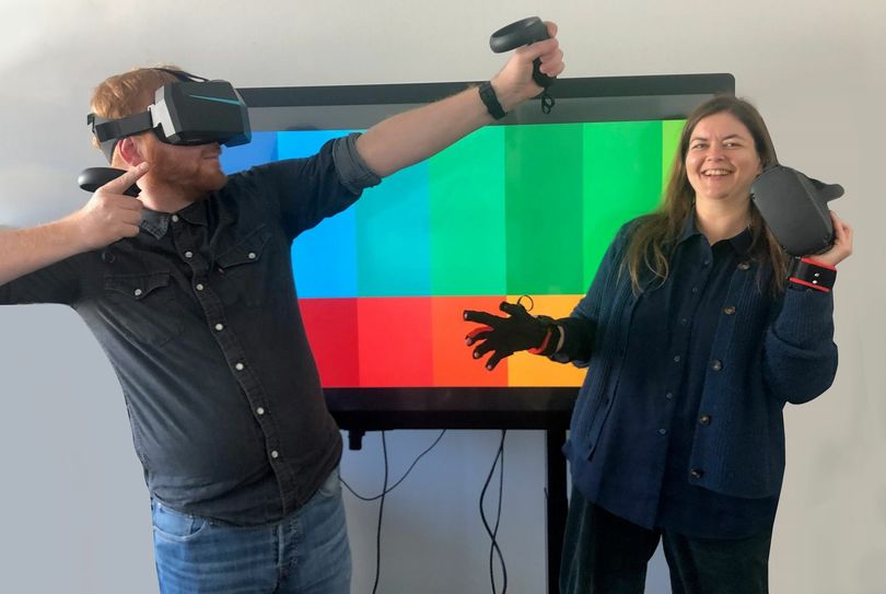 Dr. Lena Gieseke, Studiengangsleiterin des Masterstudiengang „Creative Technologies“ an der Filmuniversität Babelsberg KONRAD WOLF und Filmuni-Dozenten Stefan Püst geben Einblicke in die „Magie der Technik“. Foto: pm