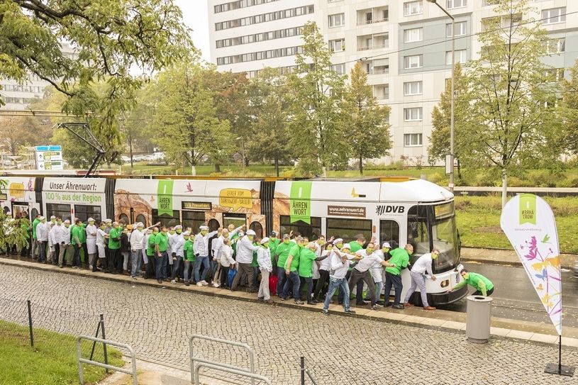 Symbolischer Anschub der Bahn Foto: Rüdiger Dunker
