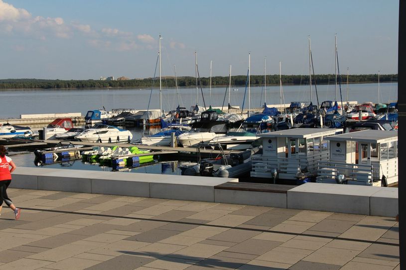 Schiffe und Boote am Hafen des Senftenberger Sees. Foto: Archiv/sts