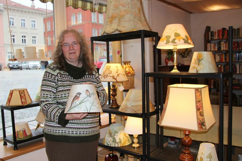 Im Winzereck hat Lampenrestauratorin Marion Wagner-Dee vorrübergehend Quartier bezogen. Hier zeigt sie auch einige ihrer selbst gestalteten Lampenschirme. (Foto: kun)