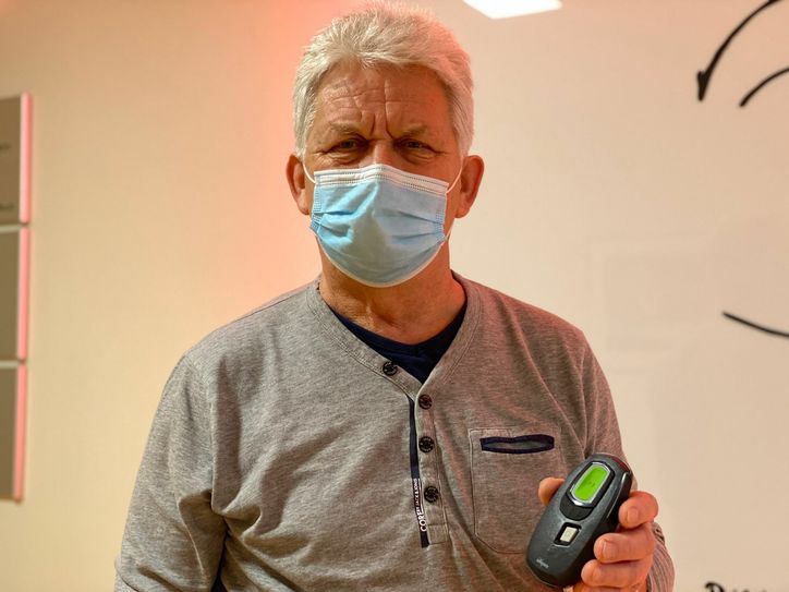Hans-Jürgen-Janke mit der Fernbedienung seines Zungenschrittmachers. Foto: pm