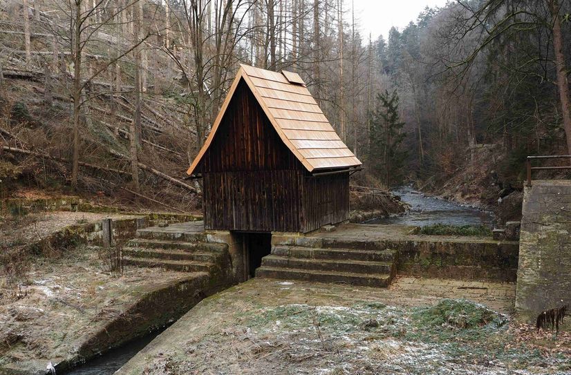 Das kleine Haus ist der Wetterschutz für die Stauvorrichtung der Niederen Schleuse.