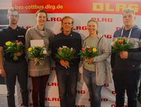 Geehrt wurden für ihre langjährige Treue zur DLRG mit einer zehnjährigen und einer 25-jährigen Mitgliedschaft, dem Mitgliedsehrenzeichen in Bronze und Silber, die anwesenden Mitglieder: (v.l.n.r. Paul Schammel, Kristin Vogel, Lothar Pohle, Anja Büschel, Jonas Penk).