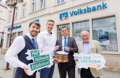 Übergabe der Auswurfgroschen: Niederlassungsleiter der GWG Sebnitz Philipp Martin, Oberbürgermeister Ronald Kretzschmar, Geschäftsstellenleiter der Volksbank-Filiale in Sebnitz Michael Deckert und der Vorsitzende der Sächsischen Numismatischen Gesellschaft e.V. Dr. Rudolf Reimann (v.l.n.r.).