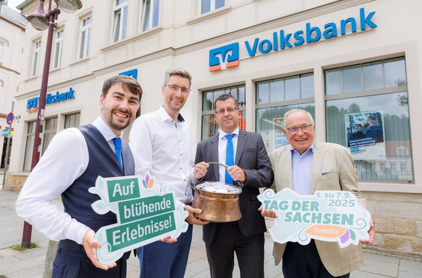 Übergabe der Auswurfgroschen: Niederlassungsleiter der GWG Sebnitz Philipp Martin, Oberbürgermeister Ronald Kretzschmar, Geschäftsstellenleiter der Volksbank-Filiale in Sebnitz Michael Deckert und der Vorsitzende der Sächsischen Numismatischen Gesellschaft e.V. Dr. Rudolf Reimann (v.l.n.r.).