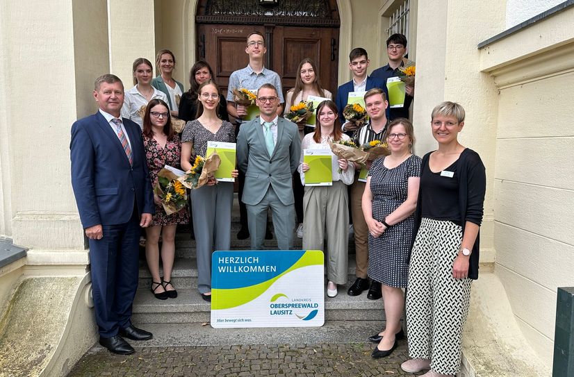 Elf junge Frauen und Männer starten in der Verwaltung des Landkreises Oberspreewald-Lausitz am 1. September in ihre Ausbildung sowie in ein Studium.