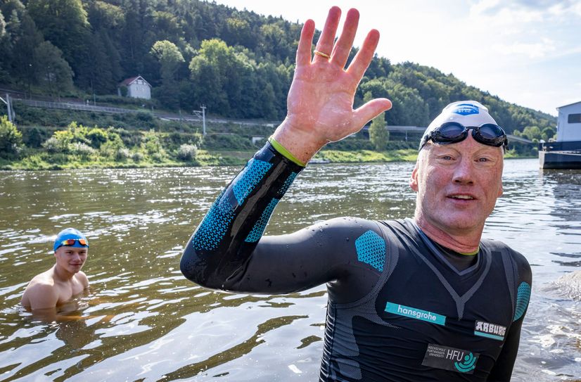 Prof. Andreas Fath und Anton Reinhardt (15) in den Fluten der Elbe in der Nähe des Elbkais Bad Schandau.