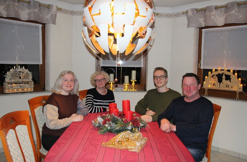 Vater Jens Altmann mit seiner Ehefrau Sandra und den beiden Kindern Lara und Max sind die Initiatoren des »schwebenden Weihnachtsbaumes.«