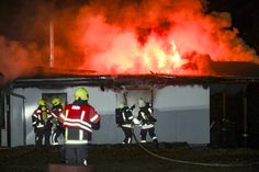 Das Dach des Gebäudes stand lichterloh in Flammen.