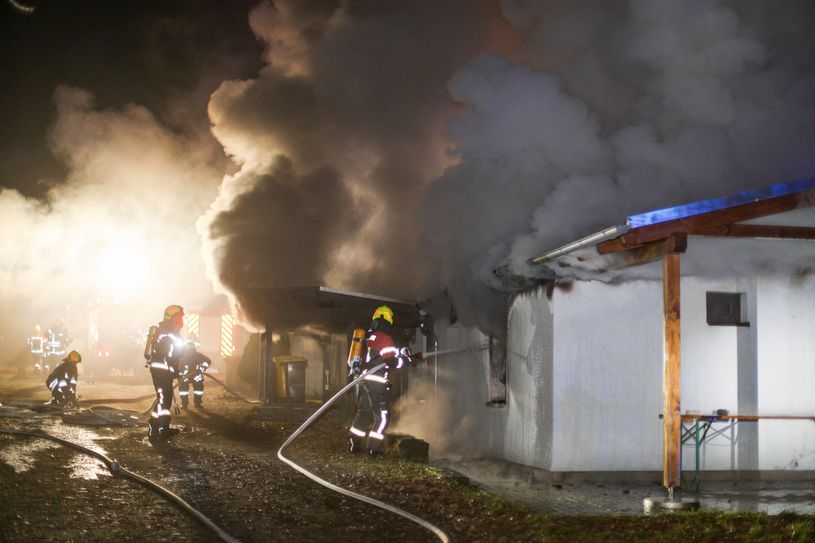 Auch gegen die starke Rauchentwicklung kämpften die Kameraden der Feuerwehr an.