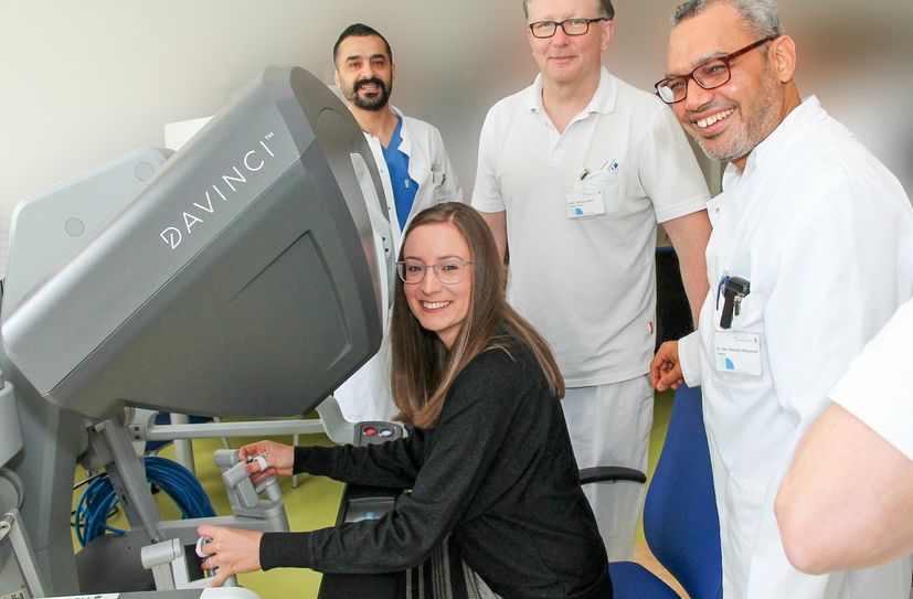 Geschäftsführerin Juliane Kirfe testet mit einem Simulationsprogramm die Bedienkonsole des OP-Roboters.