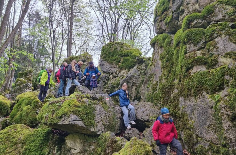 Gemeinsam auf spannenden Wegen unterwegs – ein Spaß für Jung und Alt.