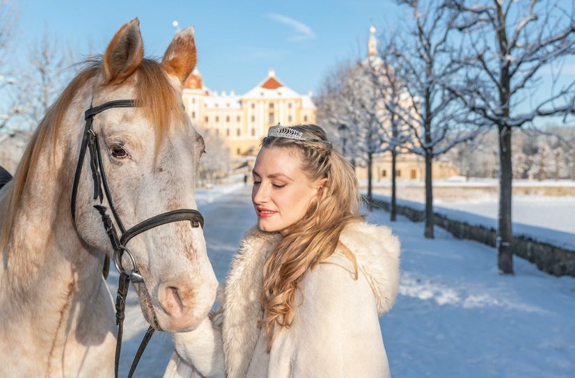 Sandra Maria Huimann mit dem theatereigenen Pferd Jackson.