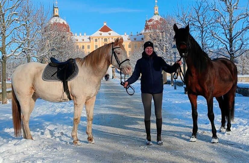 Julia Eilenberger mit den beiden Theaterpferden Jackson (li.) und Remus. Die junge Pferdewirtin baut eine Theater-Pferdestaffel für die Landesbühnen auf.