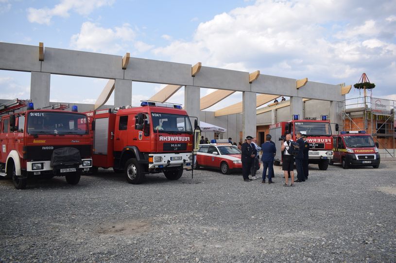 Beim neuen Gerätehaus der Freiwilligen Feuerwehr Ortrand wurde jetzt Richtfest gefeiert.