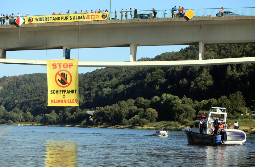 Rabiate Klima-Proteste auf der Elbbrücke in Bad Schandau – zum Glück nur gespielt.