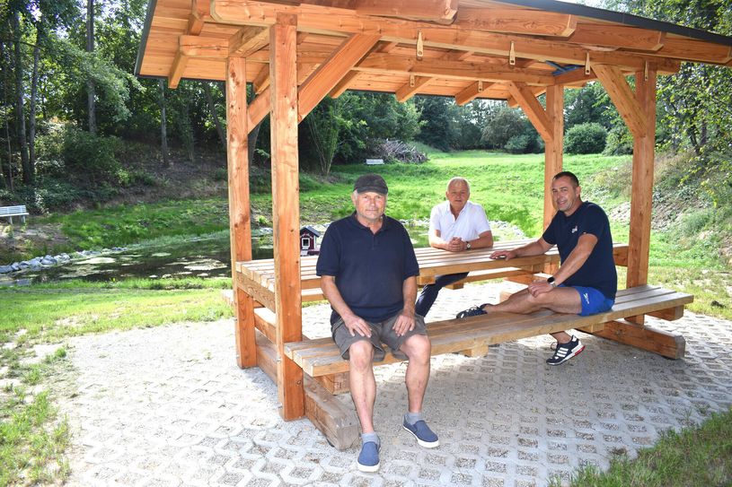v.l.n.r: Einwohner Jürgen Hilsberg, Bürgermeister Gerald Meyer und Gemeinderat Alexander Mann freuen sich, dass der Zischkowitzer Dorfteich im neuen Glanz erstrahlt.