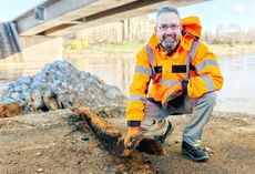 Holger Kalbe, Abteilungsleiter Brücken- und Ingenieurbauwerke, zeigt ein Stück Eisen von der alten Carolabrücke. Jetzt kommt es vor allem an, zügig mögliche Bomben zu finden.