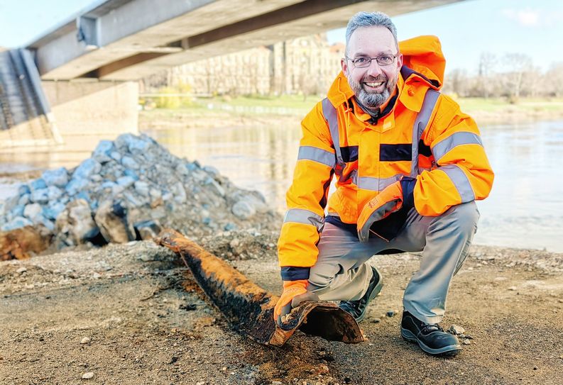 Holger Kalbe, Abteilungsleiter Brücken- und Ingenieurbauwerke, zeigt ein Stück Eisen von der alten Carolabrücke. Jetzt kommt es vor allem an, zügig mögliche Bomben zu finden.