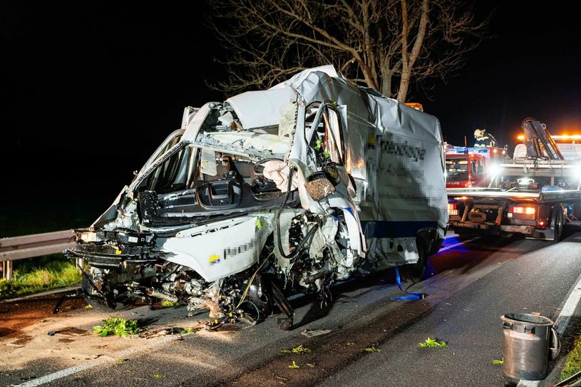 Das Fahrzeug wurde bei dem Unfall völlig deformiert.