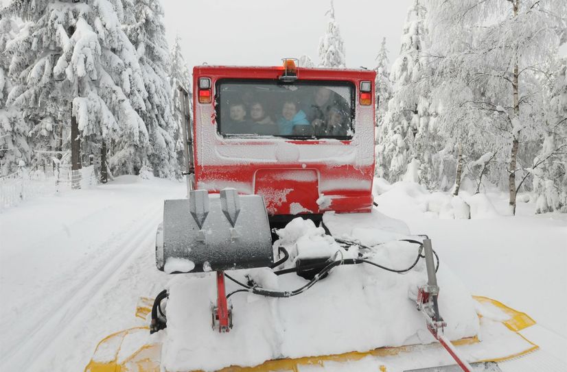 Acht Personen haben Platz auf dem Pistenbully.
