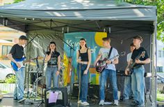 Anlässlich der Veranstaltung »Kunst im Hof« gab es in Deuben wieder Open-Air-Live-Musik, Lesungen und Kirchenführungen.