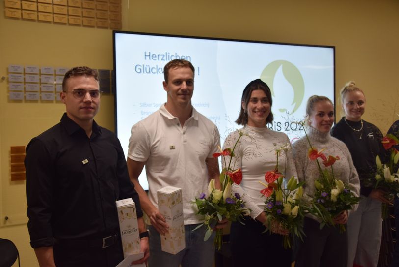 Die erfolgreichen Cottbuser Olympioniken: Maximilian Dörnbach, Nik Schröter, Paline Grabosch, Emma Hinze sowie Lea Sophie Friedrich (v.l.) beim Empang