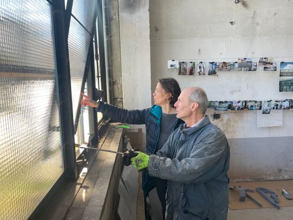 Kunstglaser Christoph Graefe zeigt Anja Dietel wie genial und einfach schon damals der Klappmenchanismus für die Fenster erdacht wurde.