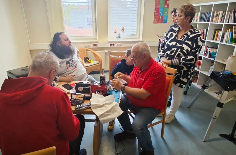 Im Repaircafé können unter Anleitung erfahrener Reparatur-Experten Interessierte lernen, wie sie ihre Gegenstände selbst reparieren können.