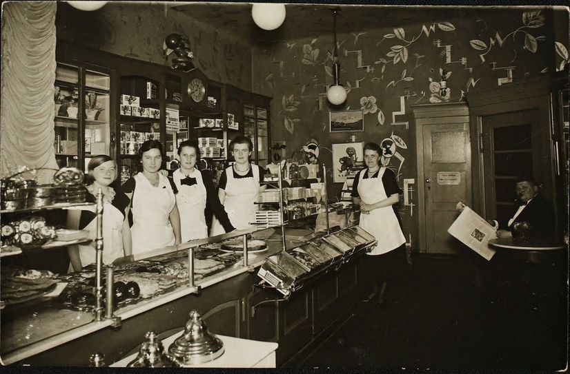 Verkaufstresen in Jannaschs Konditorei und Cafe, Karl-Marx-Straße 5, 1934.