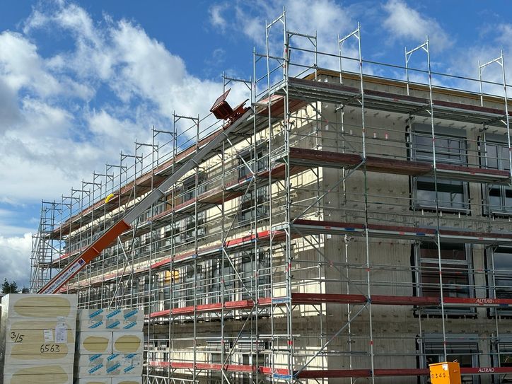 Hinter diesen Baugerüsten verbirgt sich die aktuell größte Baustelle der Stadt Senftenberg. Die Seestadt investiert 14 Millionen Euro für einen Schulerweiterungsbau an die Regenbogen-Grundschule. Es geht mit großen Schritten zur Fertigstellung.