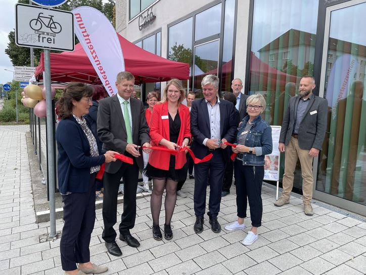 Mit einem Banddurchschnitt wurde das 1. Pflegekompetenzzentrum Brandenburgs in Lübbenau eröffnet (v.l.n.r.): Petra Pfennig (Pflegeberaterin Pflegestützpunkt OSL), Siegurd Heinze (OSL-Landrat), Michelle Scheibe (Sozialarbeiterin AWO), Chris Behrens (Leiter AOK Pflegeberatung) und Ute Richter (Sozialarbeiterin ASB)