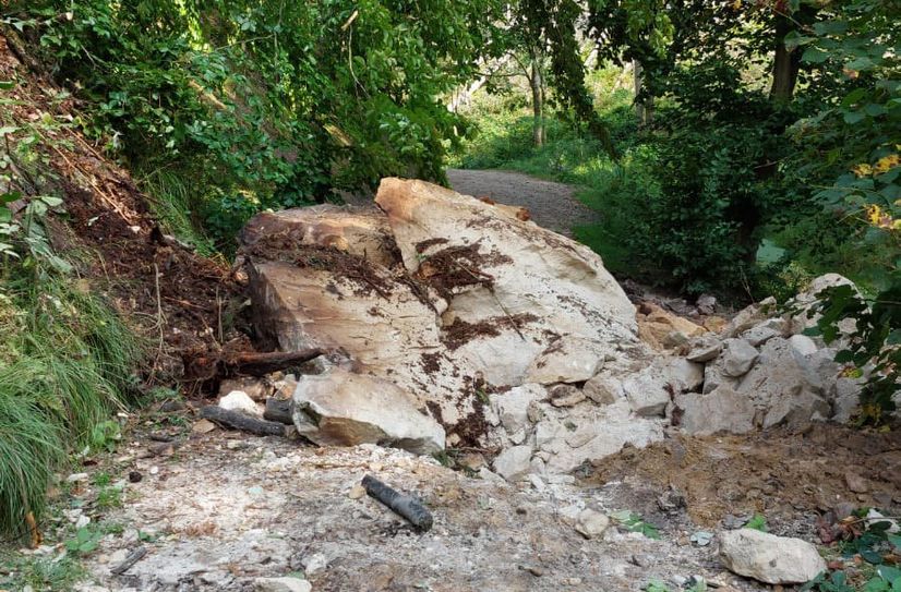 Aktuell liegt Gesteinsmaterial auf dem Wanderweg.