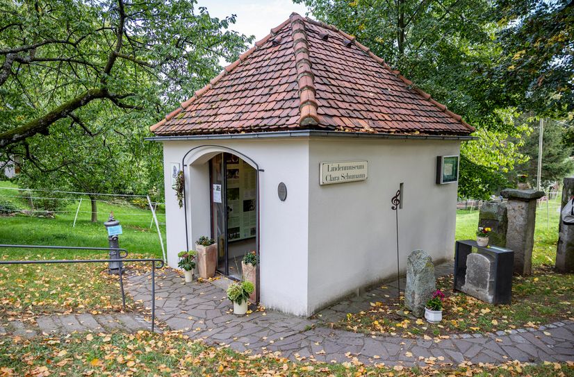 In unmittelbarer Nähe befindet sich auch das Lindenmuseum Clara Schumann.
