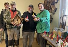 Im Verein GSU e.V. sind in den vergangenen Monaten besonders kreative Nistkästen und kleine und individuelle Keramik-Kobolte entstanden, die im Mai beim Spendentrödelmarkt von Sven Schöne (r.) für einen guten Zweck verkauft werden sollen.  Technischer Anleiter Lothar Hartmann (2.v.r.) und seine Anvertrauten Uwe Kobel (l.) und Jügen Kalkowski haben mit weiteren Kollegen die Objekte erdacht und in kompletter Handarbeit erstellt.