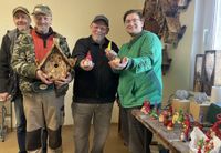 Im Verein GSU e.V. sind in den vergangenen Monaten besonders kreative Nistkästen und kleine und individuelle Keramik-Kobolte entstanden, die im Mai beim Spendentrödelmarkt von Sven Schöne (r.) für einen guten Zweck verkauft werden sollen.  Technischer Anleiter Lothar Hartmann (2.v.r.) und seine Anvertrauten Uwe Kobel (l.) und Jügen Kalkowski haben mit weiteren Kollegen die Objekte erdacht und in kompletter Handarbeit erstellt.