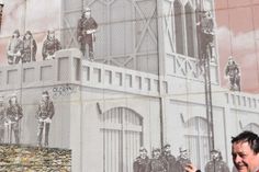 Wolfgang Bialas am Wandbild, das die Anfänge der Cottbuser Feuerwehr zum Inhalt hat.