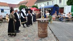 »Historisch Gewandete« präsentieren sich zur »Historischen Nacht« auf der Marktplatz-Bühne und zeigen ihre Roben. Die historischen Gewänder können auch gekauft oder gemietet werden.  Foto: Marion Schumann