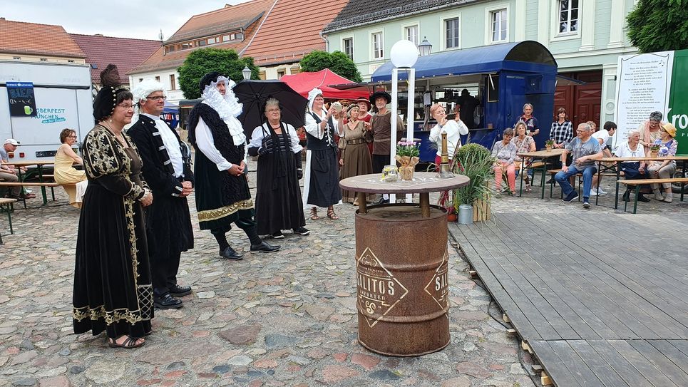 »Historisch Gewandete« präsentieren sich zur »Historischen Nacht« auf der Marktplatz-Bühne und zeigen ihre Roben. Die historischen Gewänder können auch gekauft oder gemietet werden.  Foto: Marion Schumann