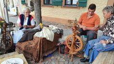 Im Rahmen des Traditionshandwerks zur »Historischen Nacht« zeigen auch die Spinnerinnen am Spinnrad zeigen ihr Können. Die Festbesucher können es selbst einmal ausprobieren.Foto: Marion Schumann