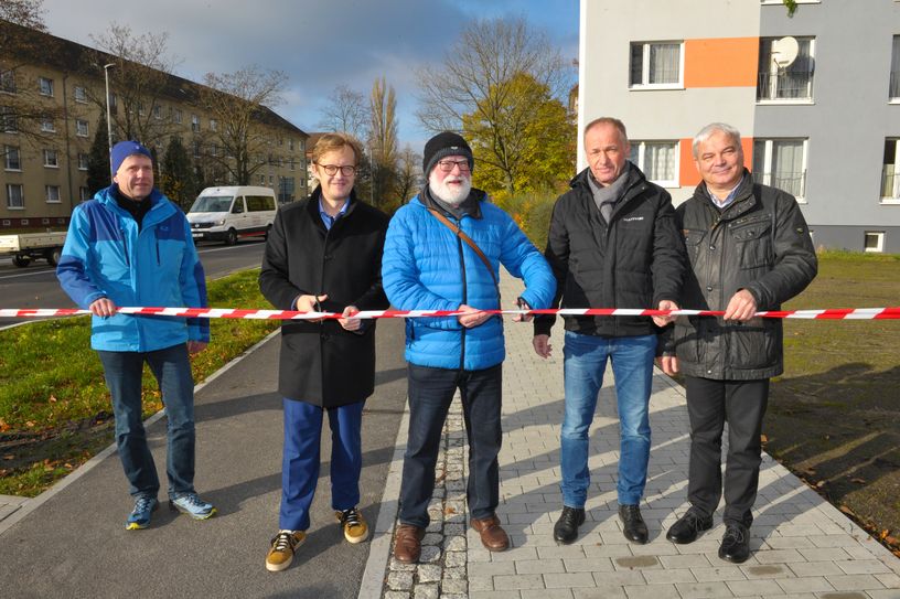 Carsten Henkel (Amtsleiter Stadtentwicklung und Bau), Andreas Pfeiffer (Bürgermeister Senftenberg), Peter Rössiger (Vorsitzender der SVV Senftenberg), Michael Gollee (Geschäftsführer Matthäi Bauunternehmen) und Frank Hellmund (Amtsleiter Straßen- und Tiefbauamt) bei der Freigabe der Pieck-Straße.
