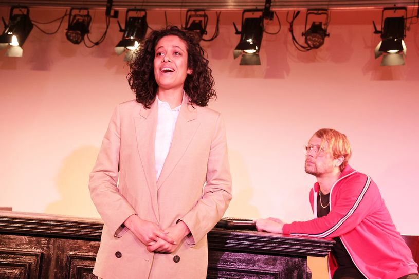 Helena und Bob,  gespielt von Cassandra Emilienne (l.) und Robert Eder (r.), erleben eine verrückte Sommersonnenwende.
