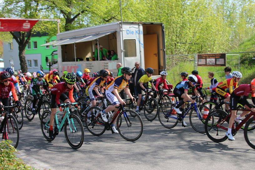 Start eines Nachwuchsrennen beim 25. Finsterwalder Cityrennen in 2023.
 Foto: Sebastian Grimm