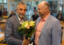 Im Sitzungssaal im Haus der Begegnung gratuliert Amtsdirektor Tobias Hentschel (r.) dem neu gewählten Burger Bürgermeister Bernd Ragotzky.