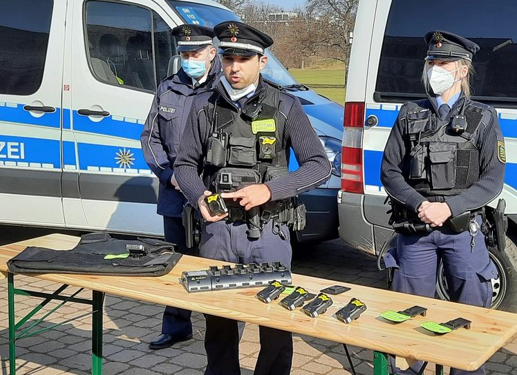 Im Alaunpark Dresden stellten Sachsens Innenminister Roland Wöller und Polizeipräsident Horst  Kretzschmar die neue Bodycams vor.