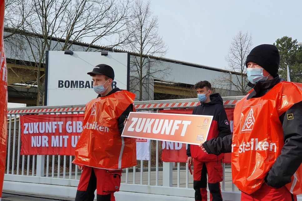 Die Beschäftigten bei Alstom - ehemals Bombardier - streikten vor den Werkstoren in Bautzen. Foto: IG Metall Ostsachsen